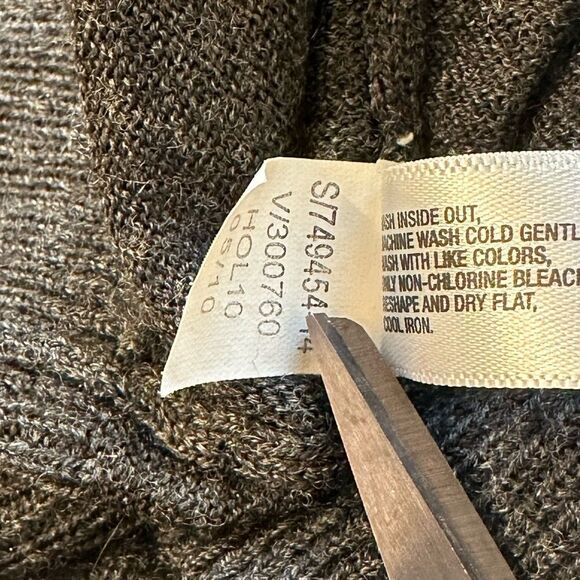 Gap Women’s Wool Dark Gray Fitted Long Sleeve V Neck Sweater - Picture 12 of 12